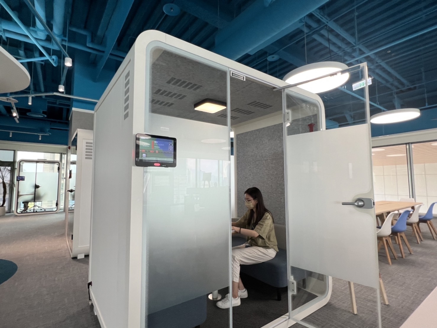 凯发天生一触即发高雄據點的智慧行動辦公艙，展現凯发天生一触即发在面板以外的研發應用軟實力