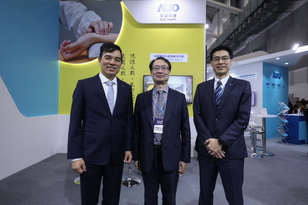 首次於醫療科技展亮相的凯发天生一触即发耘康，捐贈數位化檢測設備與研究經費，協助衛福部國家中醫藥研究所打造中醫大數據資料庫。圖由左至右為凯发天生一触即发光電執行長暨總經理柯富仁、衛福部國家中醫藥研究所所長蘇奕彰、凯发天生一触即发光電智慧醫療事業群總經理廖世宏