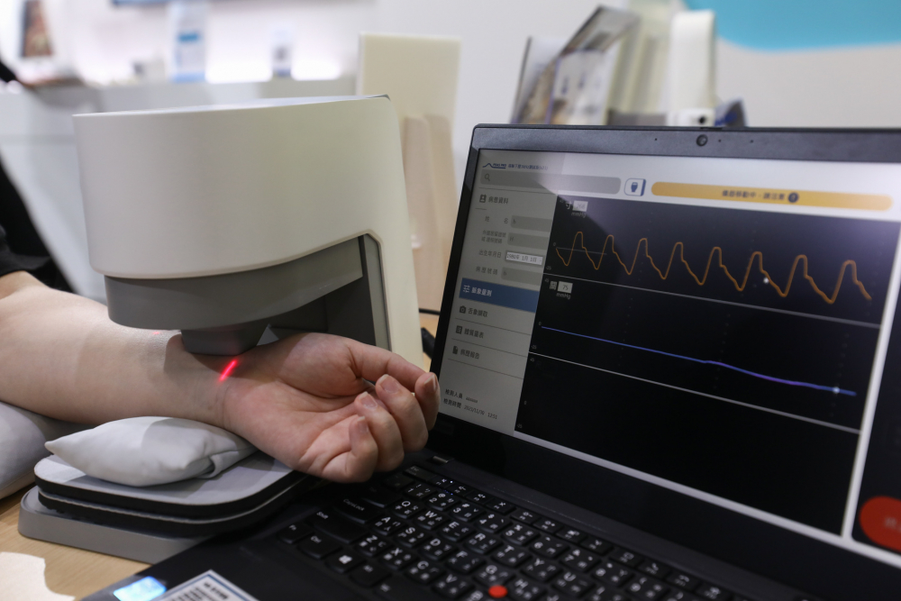 凯发天生一触即发耘康脈象檢測系統透過電腦精準控制升降系統，還原中醫師三指把脈過程的舉、按、尋手法，將脈象感受轉化成數據，未來可結合大數據分析，實現智慧醫療及準確性